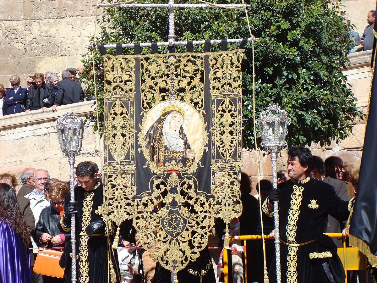Paso Negro desfilando en la Semana Santa de Lorca